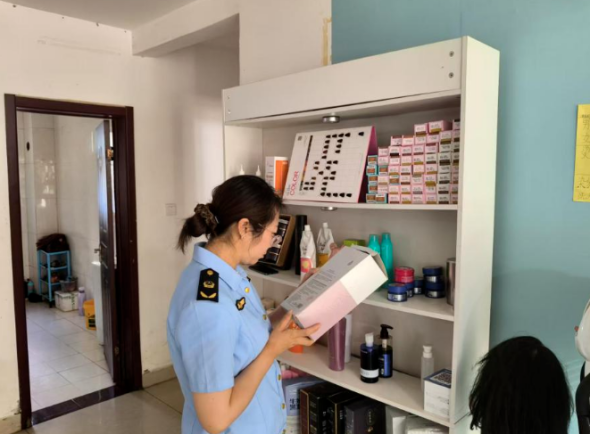 空港物流园区市场监督管理分局开展美发行业整治专项行动