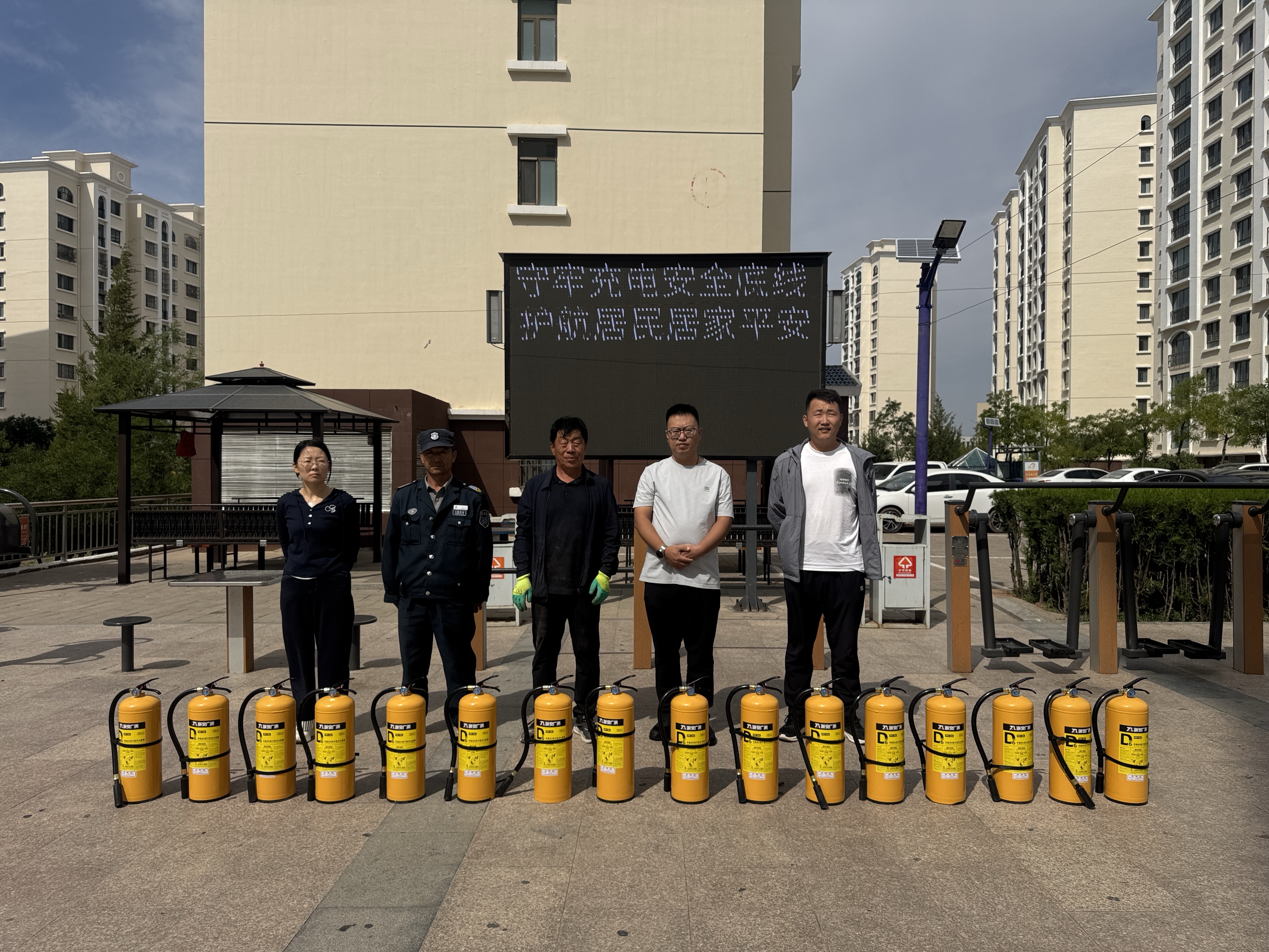 守牢充电安全底线 护航居民居家平安   